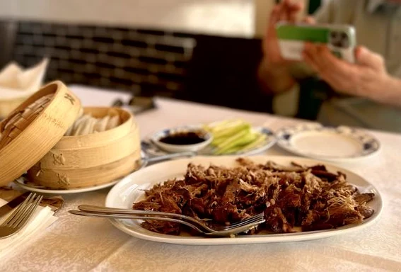 Pato aromático crocante com panquecas