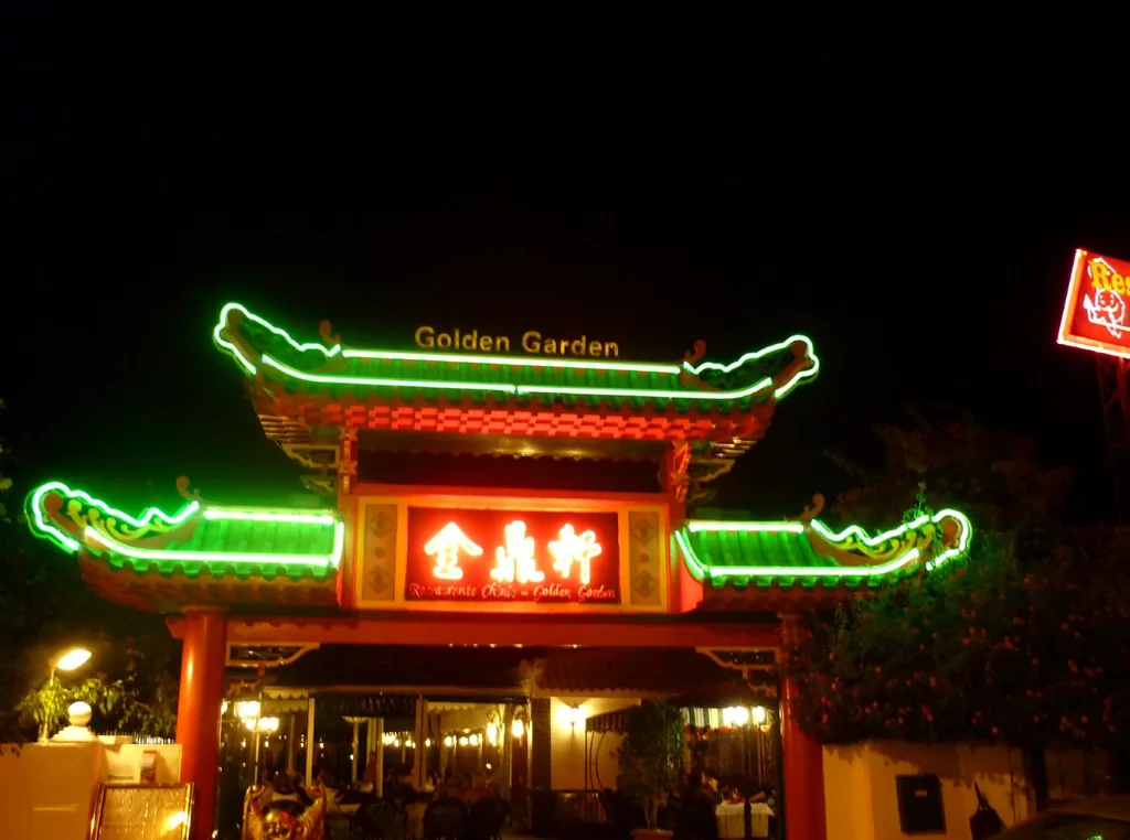 Portão chinês do Golden Garden iluminado à noite