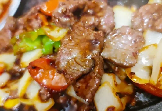 Vaca servida numa chapa quente