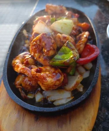59C · Camarão picante na chapa com pimentos e feijão preto